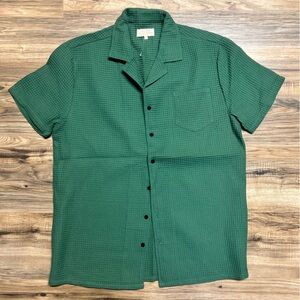 Green Short Sleeve Button-Up Shirt NWOT